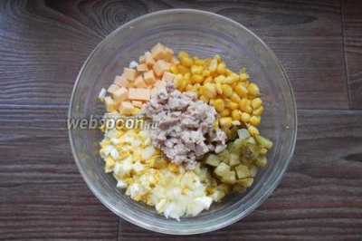 Салат с печенью трески сыром и кукурузой 