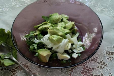 Салат из авокадо, яиц и зелёного горошка 