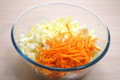 Салат из свежей капусты с огурцами и морковью