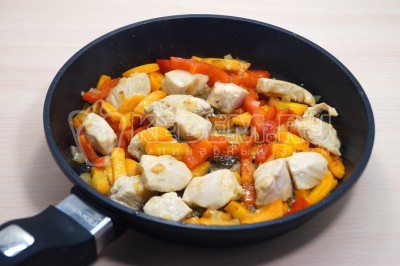 Курица тушеная с фасолью и овощами в томатном соусе