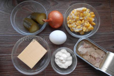 Салат с печенью трески сыром и кукурузой 