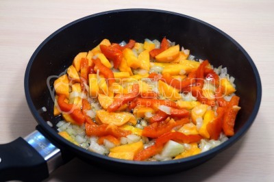 Курица тушеная с фасолью и овощами в томатном соусе