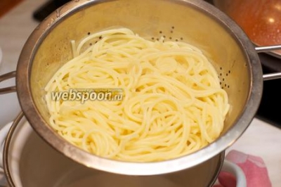 Спагетти с соусом песто и моцареллой 