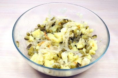 Салат с квашеной капустой и картофелем