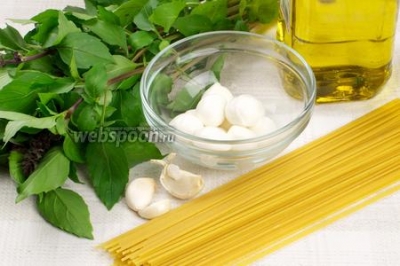 Спагетти с соусом песто и моцареллой 