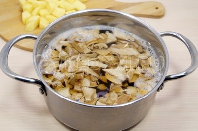 Грибной суп из сушеных белых грибов с картофелем