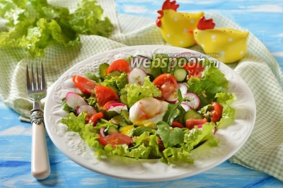 Овощной салат с яйцом пашот 