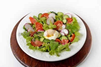 Овощной салат с яйцом пашот 