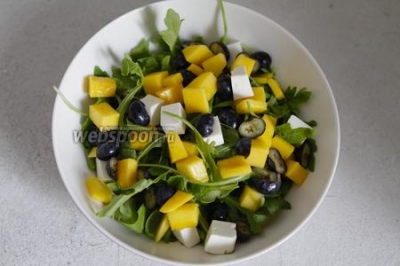 Зелёный салат из манго с Фетой и голубики  