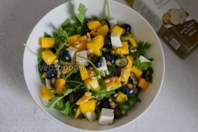 Зелёный салат из манго с Фетой и голубики  