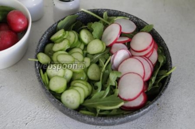 Салат с редисом огурцом и рукколой  