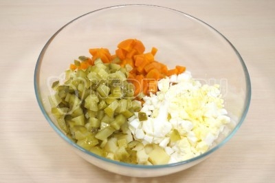 Салат Оливье с колбасой и запеченными овощами