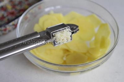 Картофель в майонезе с чесноком в духовке  