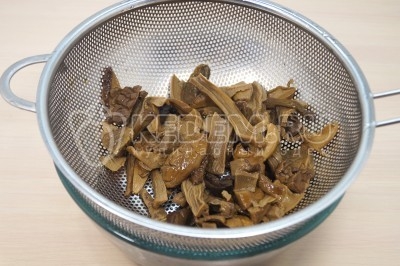 Тушеная картошка с сушеными грибами на сковороде