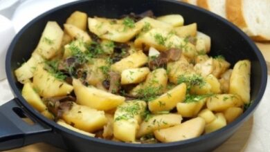 Photo of Тушеная картошка с сушеными грибами на сковороде