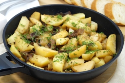 Тушеная картошка с сушеными грибами на сковороде
