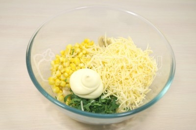 Салат с маринованными шампиньонами, кукурузой и сыром