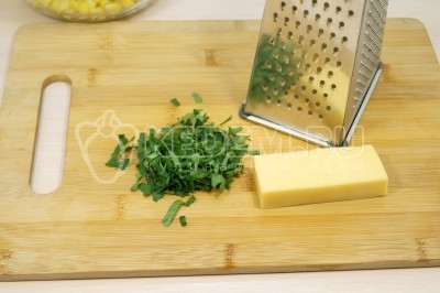 Салат с маринованными шампиньонами, кукурузой и сыром