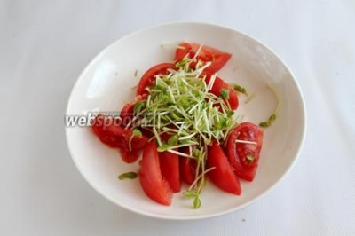 Салат из помидоров с ростками гороха 