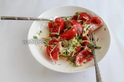 Салат из помидоров с ростками гороха 
