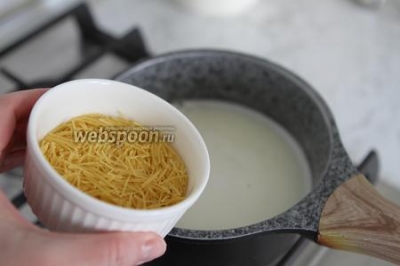 Молочный суп из вермишели с изюмом  