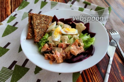 Салат со свёклой консервированной  горбушей и яйцом 