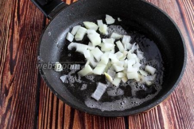 Зелёная фасоль на сковороде с кабачком и сыром 