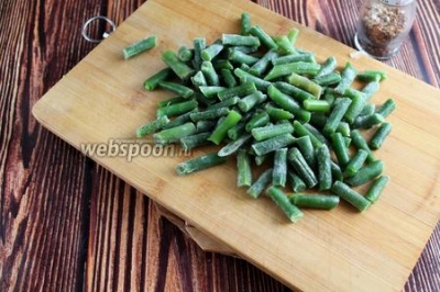 Зелёная фасоль на сковороде с кабачком и сыром 