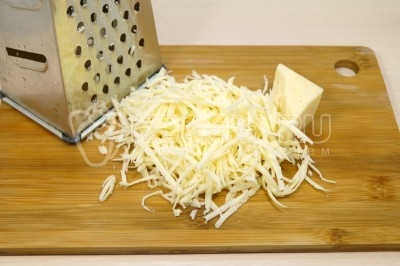 Минтай в духовке запеченный с сыром и луком