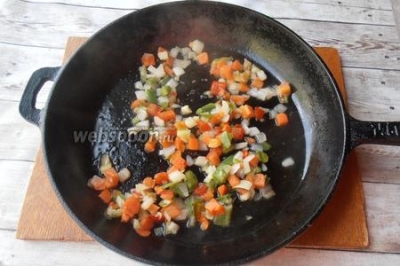 Жареные овощи с запечённой индейкой и беконом 