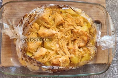 Запечённое куриное филе с картошкой под майонезно-сметанным соусом 