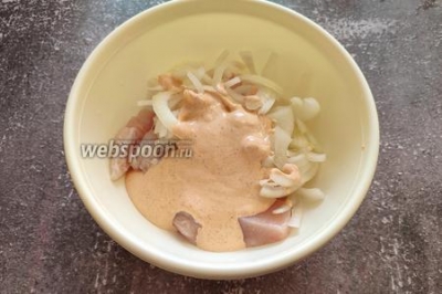 Запечённое куриное филе с картошкой под майонезно-сметанным соусом 