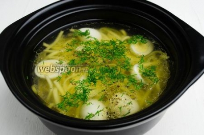 Суп с лапшой и перепелиными яйцами на курином бульоне 