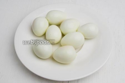 Суп с лапшой и перепелиными яйцами на курином бульоне 