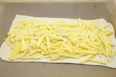 Пирог из слоеного теста с картошкой