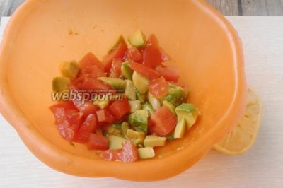 Салат из авокадо, жареного адыгейского сыра и карри 