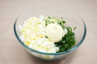 Салат с черемшой, яйцом и огурцом